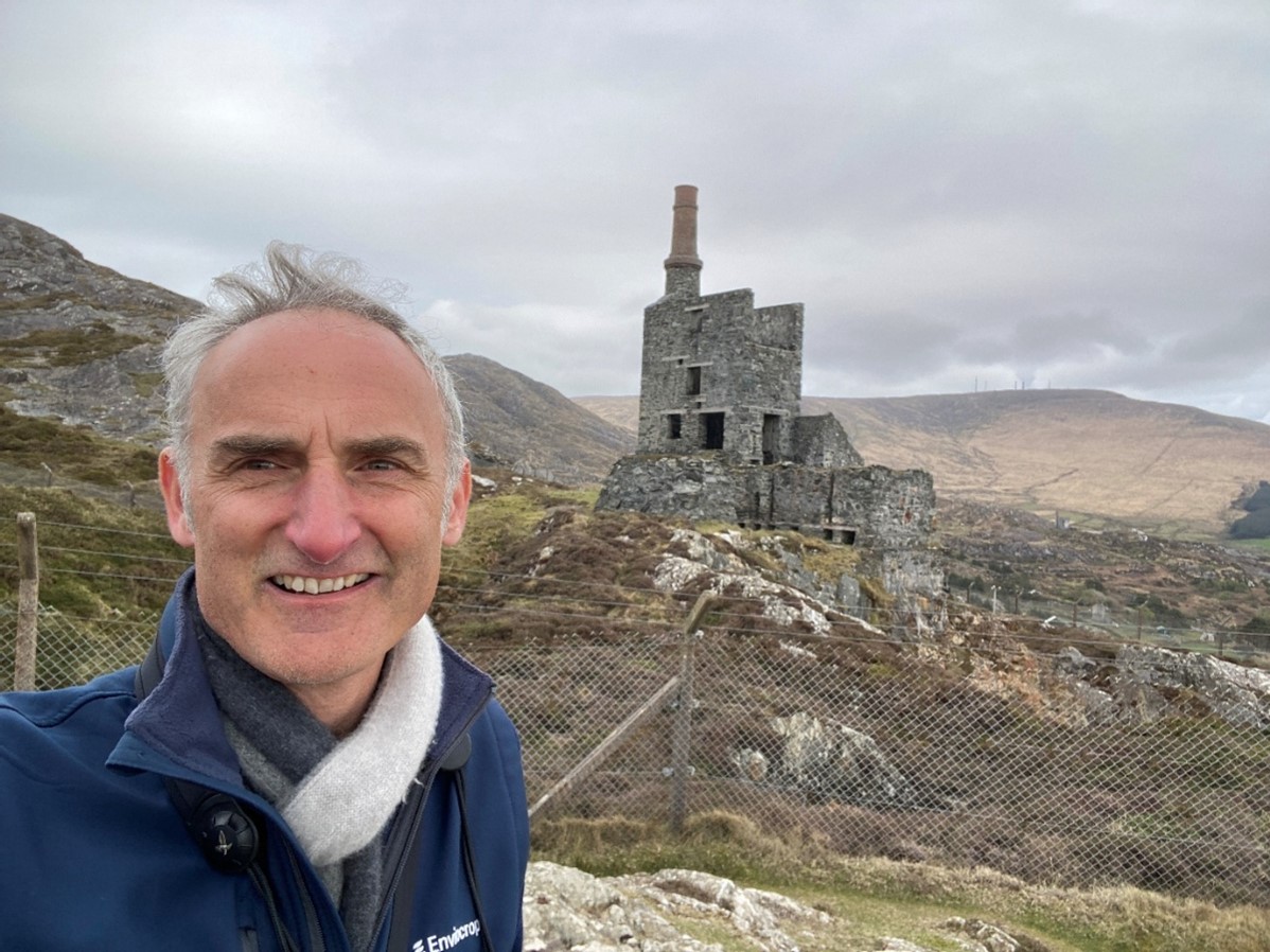 Kevin Lindegaard doing a selfie in front of Allihies engine house.